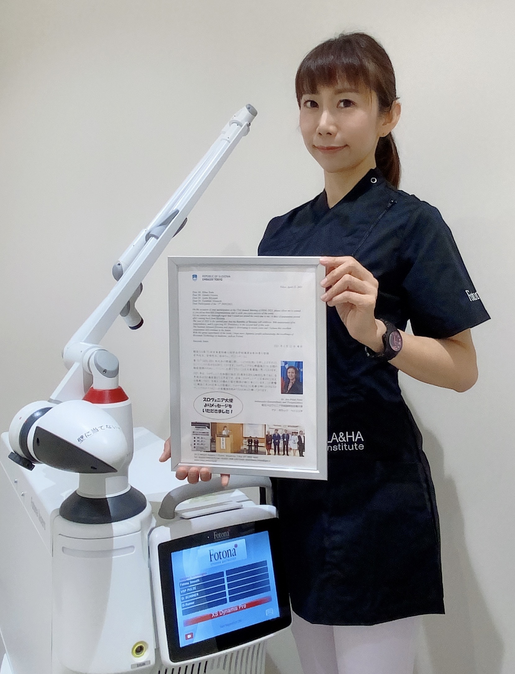 インティマレーザー機器と院長 宮崎綾子